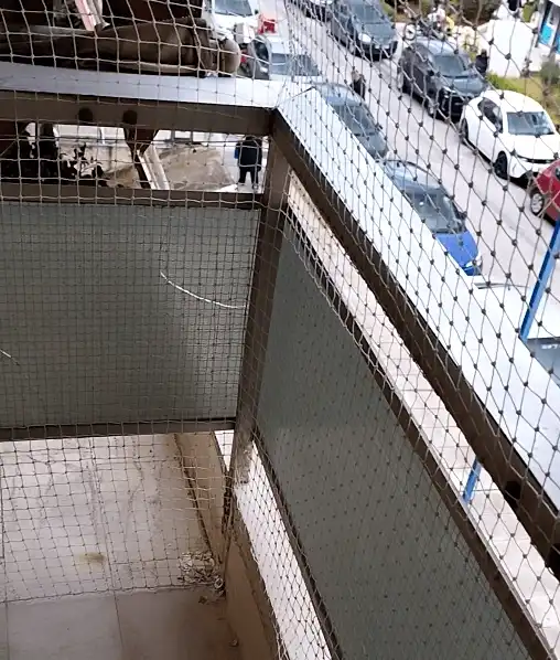 Τοποθέτηση διχτυών σε μπαλκόνι για προστασία γάτας